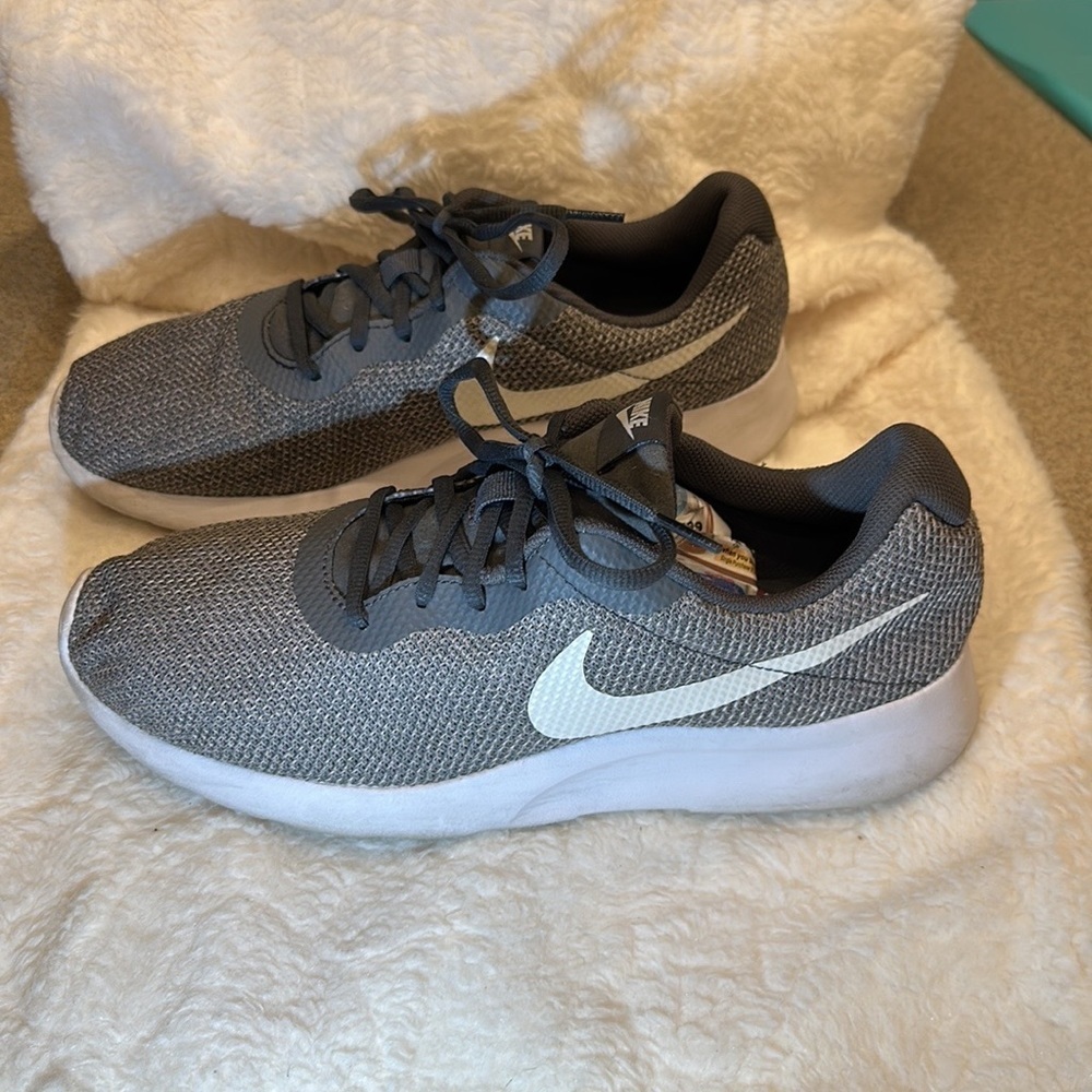 NIKE Tanjun SE AR1903-001 Women's Dark Grey White Sneakers Sz 11 Running Shoes.